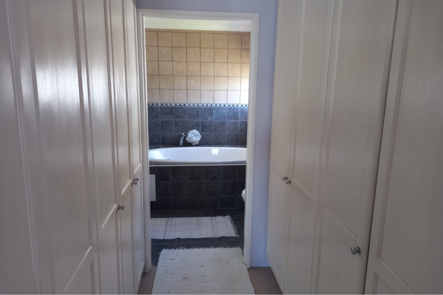 To Let 5 Bedroom Property for Rent in Paradise Beach Western Cape